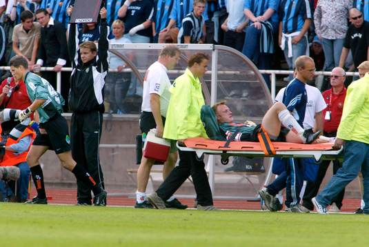 Målvakten Mats Svensson, Landskrona fick bäras ut på bår