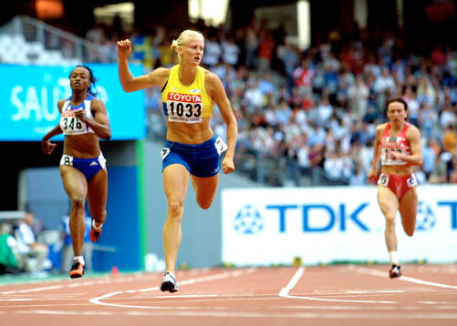 Carolina Klüft, Sverige går i mål långt före Eunice