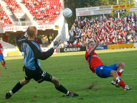 Andreas Dahl lobbar över Håkan Svensson