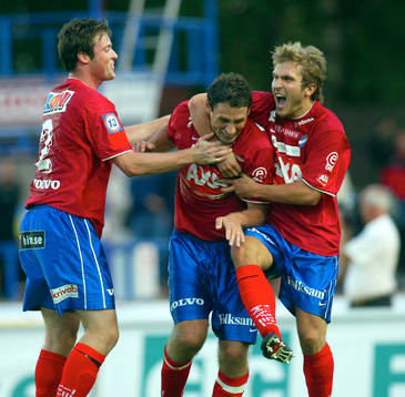 Tvåmålsskytten Andreas Ottosson, Öster gratuleras av