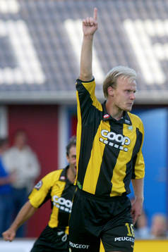 Hammarbys tremålsskytt Mikael Andersson jagas av Kennedy