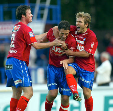  Tvåmålsskytten Andreas Ottosson, Öster gratuleras av Markus Jonsson och Johan Svensson. Jubel.