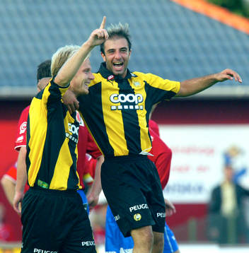  Hammarbys målskyttar Mikael Andersson (3) och Kennedy Bakircioglü. Jubel.