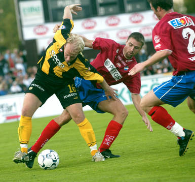  tremålsskytten Mikael Andersson, Hammarby attackeras av Christer Thor och Markus Jonsson, Öster
