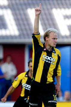 Hammarbys tremålsskytt Mikael Andersson jagas av Kennedy