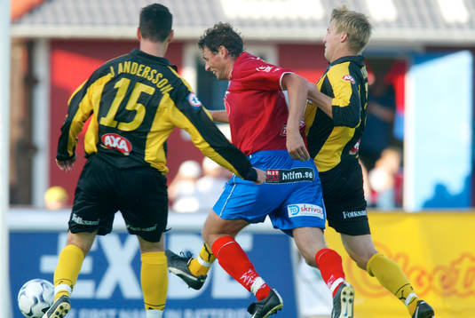 Straff, Andreas Ottosson går emellan mittbackarna Johan