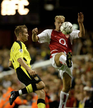  Olof Mellberg, Aston Villa och Dennis Bergkamp, Arsenal