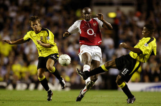  Patrick Viera, Arsenal pressar sig fram mellan Lee Hendrie och Ulises De La Cruz, Aston Villa