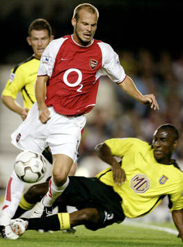  Fredrik Ljungberg, Arsenal tacklas av Jlloyd Samuel, Aston Villa