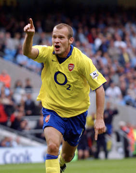  Fredrik Ljungberg jubel efter sitt andra mål.