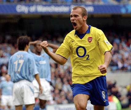  Fredrik Ljungberg jubel efter att ha gjort sitt andra mål.