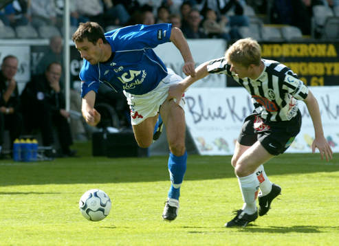 Henrik Nilsson försöker stoppa Igor Sypniewski