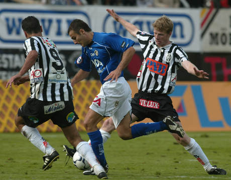 Här går Sharbel Touma mellan Henrik Nilsson och Hasan