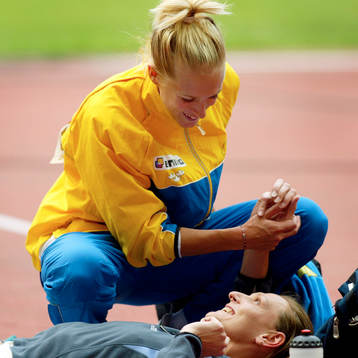 Kajsa Bergqvist gratulerar Hestrie Cloete, Sydafrika