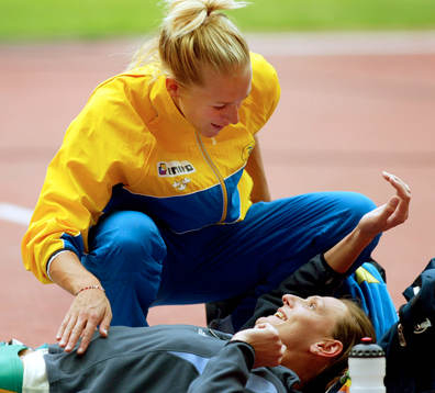 Kajsa Bergqvist gratulerar Hestrie Cloete, Sydafrika