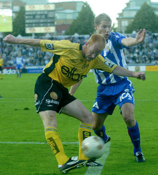 Magnus Samuelsson rensar framför Sebastian Henriksson