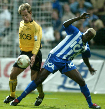 Johan Karlsson tar bollen från Mamadou DFiallo