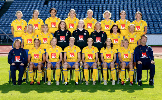 Bakre raden från vänster: Frida Nordin, Linda Fagerström, Jane Törnqvist, Hannna Marklund, Josefine Öqvist, Victoria Svensson, Frida Östberg, Hanna Ljungberg, Mitten fr. v. Anna Sjöström, Sara 