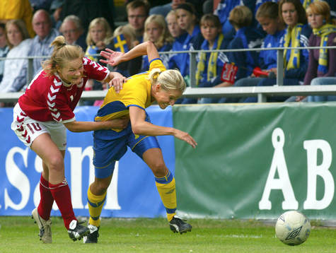  Anne Dot Eggers håller fast Anna Sjöström.