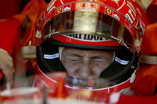 Michael Schumacher kan inte se på när Juan Pablo Montoya
