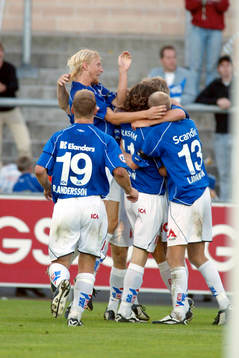  Jubel i Halmstad, efter att Olle Kullinger har satt 2-1.