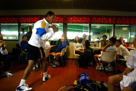  Mats Wilander utbildar unga tennisspelare i Mölnlycke. 