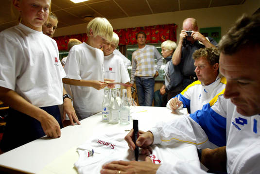  Mats Wilander utbildar unga tennisspelare i Mölnlycke. 