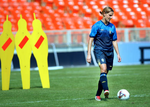 Malin Andersson, övar frispark