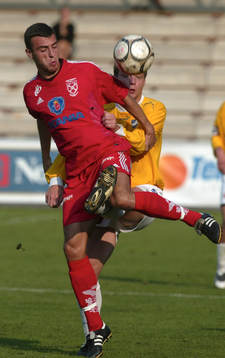  Jörgen Svensson, Malmö i närkamp med en Ivan Isakovic, Assyriska.