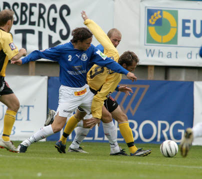 Jens Sloth, Trelleborg, attackerar Henrik Andersson, Forward