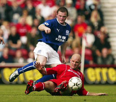  Danny Mills, Middlesbrough tacklar Wayne Rooney, Everton 