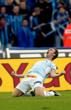 Niklas Skoog jubel framför DIF-klacken