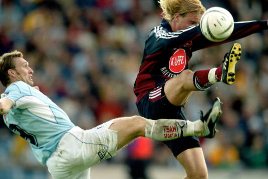 Niklas Skoog sparkar mot Fredrik Stenman