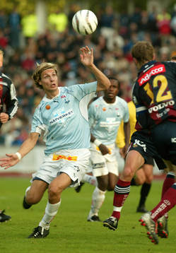 Tobias Grahn fixerar bollen