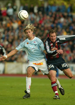 Tobias Grahn tacklas av Marcus Karlsson