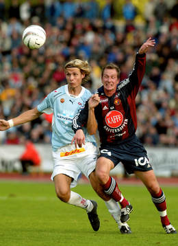 Tobias Grahn tacklas av Marcus Karlsson