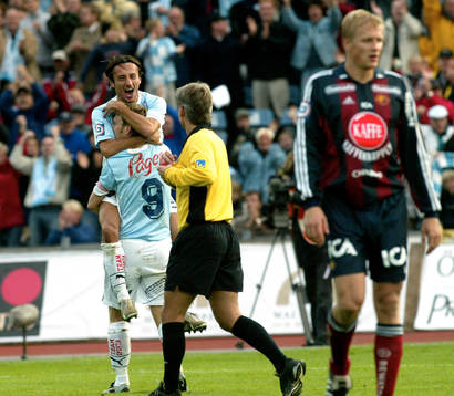 2-0, målskytten Niklas Skoog grattas av Louay Chanko, i