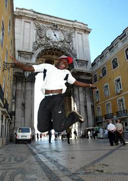 Joseph Elanga tar ett glädjehopp utanför stadsporten