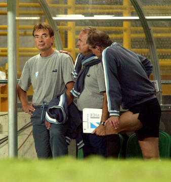 Bosse Nilsson och Mats Svensson tröstar Tom Prahl, tränare