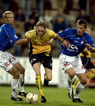  Lasse Nilsson, Elfsborg tränger sig fram mellan Andreas Johansson och Tomas Zwirgzdauskas, Halmstad.