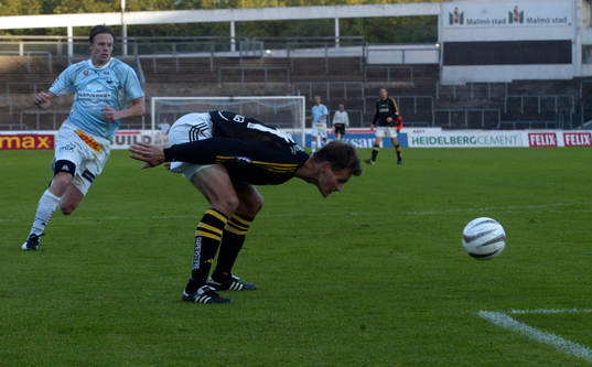 Gary Sundgren, AIK nickar mot målvakten, men Andreas