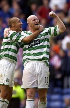  Henrik Larson och målskytten John Hartson, Celtic jubel efter slutsignalen.  