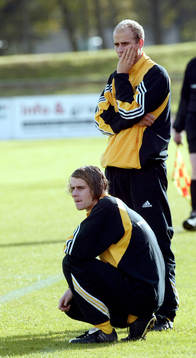 Bröderna Daniel (sittande) och Simon Nilsson, tränare