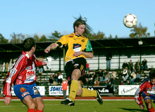 Här gör Fredrik Andersson 2-1, MEN, domaren dömer bort