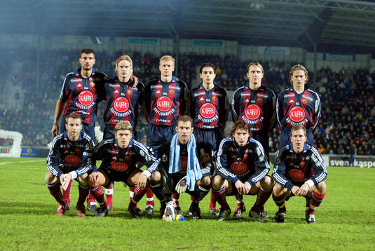  Djurgården, lagbild. Från vänster: Geert Den Ouden, Fredrik Stenman, Toni Koivistu, Babis Stefanidis, Andreas Johansson, Jesper Blomqvist. Nedre raden: Markus Karlsson, Johan Arneng, Andreas Isaksson, Kim Källström och Niklas Rasck.
