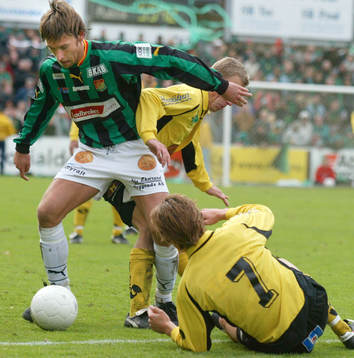 s Ville Viljanen har fått Mjällbys Daniel Nicklasson på