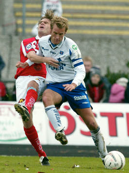 Lasse Johansson försöker stoppa IFK:s Mikael Roth