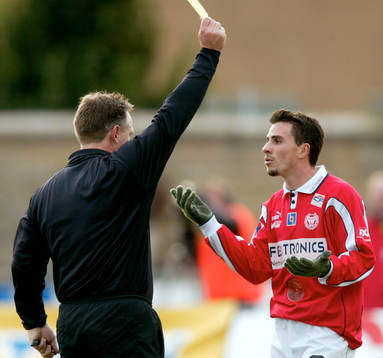 Daniel Mendes, Kalmar. Domare, gult kort, varning