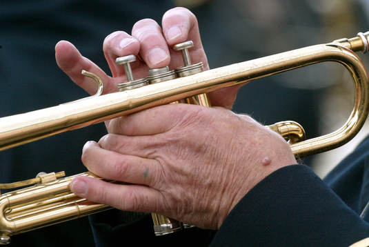 Händer, musiker, instrument, trumpet