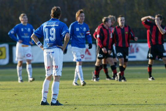 Patrik Redo, tittar på när Brommapojkarna kvitterat till